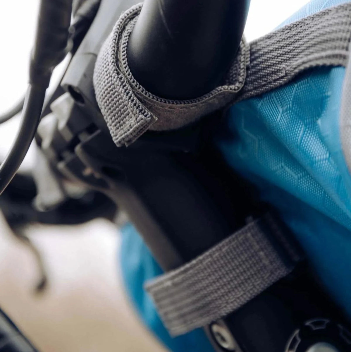 Bike Handlebar Bag Waterproof Touchscreen Phone Window & Velcro Mount