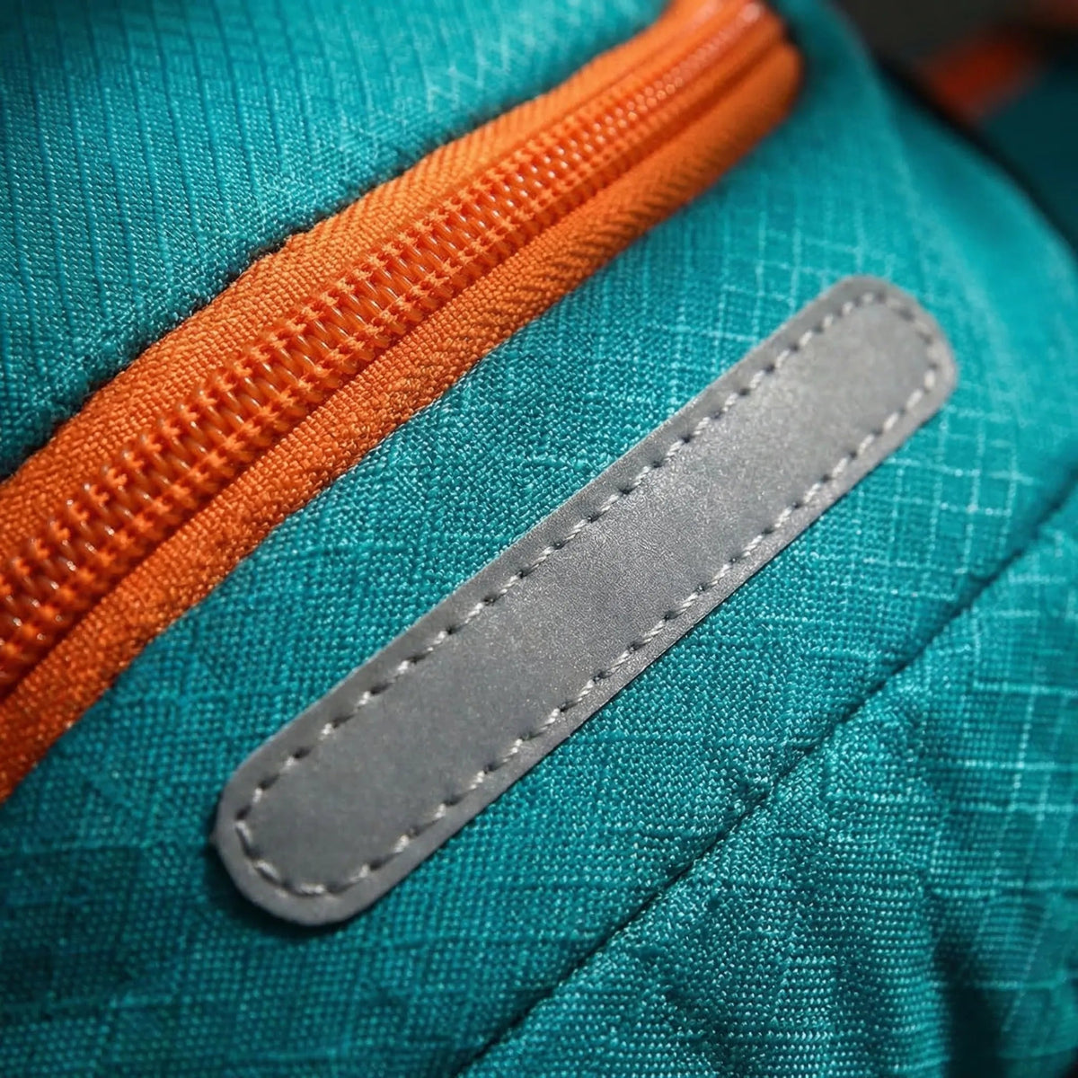 Hydration Daypack Lightweight Close-Fit 2L Reservoir